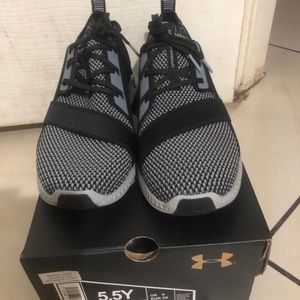 New under armor black grey size 5.5Y